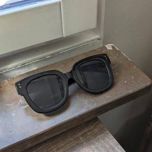 Solglasögon  - Säljer dessa fina solglasögon från H&M. Perfekt nu när sommaren har börjat.