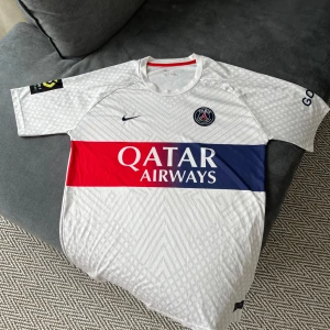 PSG bortatröja Mbappé 7 - Psg tröja med mbappe nr 7 på ryggen. Diskuterbart pris vid snabb affär