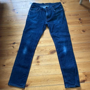 Nudie jeans - Ett par snygga mörkblå jeans, lite små i storleken men annars bra skick, pris går att diskutera 
