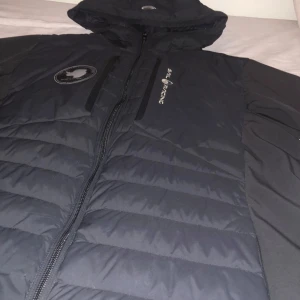 Sail racing jacka - Säljer den då den är för liten!  Tveka inte på att höra av er vid frågor eller annat! Bara att skriva om ni vill ha fler bilder! 