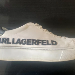 Vita sneakers från Karl Lagerfeld - Har bara använt dem på klubben och inget vardagssbruk. Inga spyor eller dylikt på dem om ni tror de. Finns en skada lite på ena skon. Blir så när DJen spelar Danza Kuduro. Priset kanske kan sänkas nån gnutta om ni har tur och är kvicka. Tackar för mig. Dessa går inte att få tag på nya längre, rätt sällsynta. Nypris 3500.