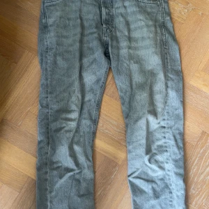 Gråa jeans  - Hej jag säljer min gråa jeans från Jack and Jones dom är bra stick inga håll men dock är dom lite slitna längst ner. Storlek är W30 och L 32. Priset kan diskuteras.