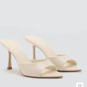 Populära eleganta klackar från mango  - Säljer dessa populära och eleganta klackarna på grund av att jag köpte en för liten storlek och vill köpa en större storlek. Har endast använt två gånger. Super fina älskar dem.