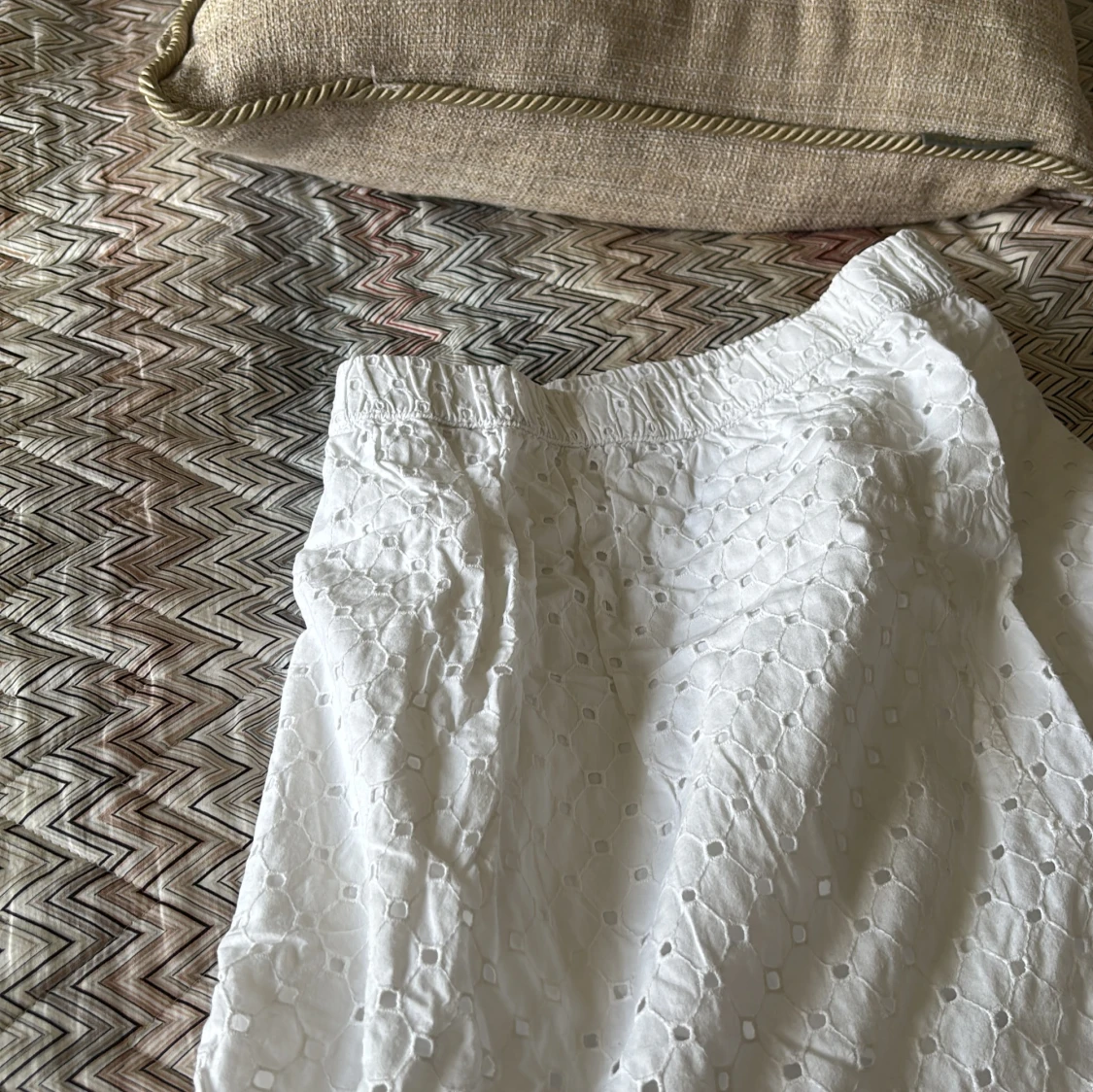 Vit broderad långkjol med volang - 1