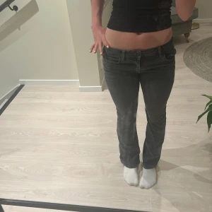 Grå jeansbyxor från Gina Tricot - Säljer ett par grå jeansbyxor från Gina Tricot i storlek 158 men passar mig som har xs. Byxorna har låg midja och klassisk femficksdesign. Modellen är rak och sitter snyggt över höfterna. Perfekta till en avslappnad stil.
