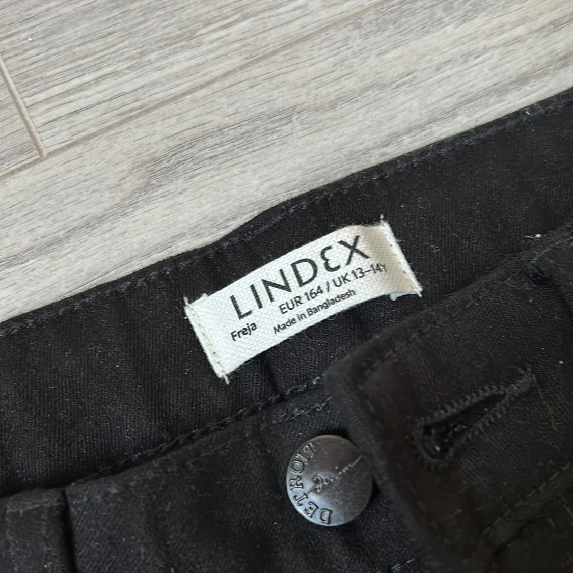 svarta utsvängda jeans  - 1