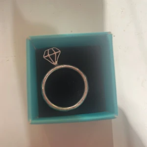 Silverring med diamantformad detalj från L8H - Unik silverring från L8Hmed en öppen diamantformad detalj på ovansidan. Ringen har en minimalistisk och modern design som sticker ut och passar perfekt för dig som gillar stilrena smycken.