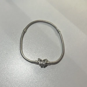 pandora fjäril armband - ny pris 900kr. använd få gånger, kan skicka mer bilder och pris kan diskuteras 💗💗