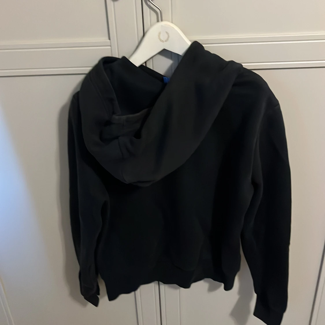 Svart hoodie från Adidas med vit logga - 1