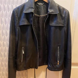 Svart skinnjacka från Massimo dutti - Svart skinnjacka från Massimo dutti. Bra skick, storlek S
