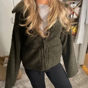Olivgrön pile  - Skitsnygg Teddy jacka från hm. Helt slutsåld! Den är i strl M, de är inte så stora i storleken så passa mig bäst som har S. Är 175cm och den går hela vägen ut i armarna. Säljer även i beige🤍