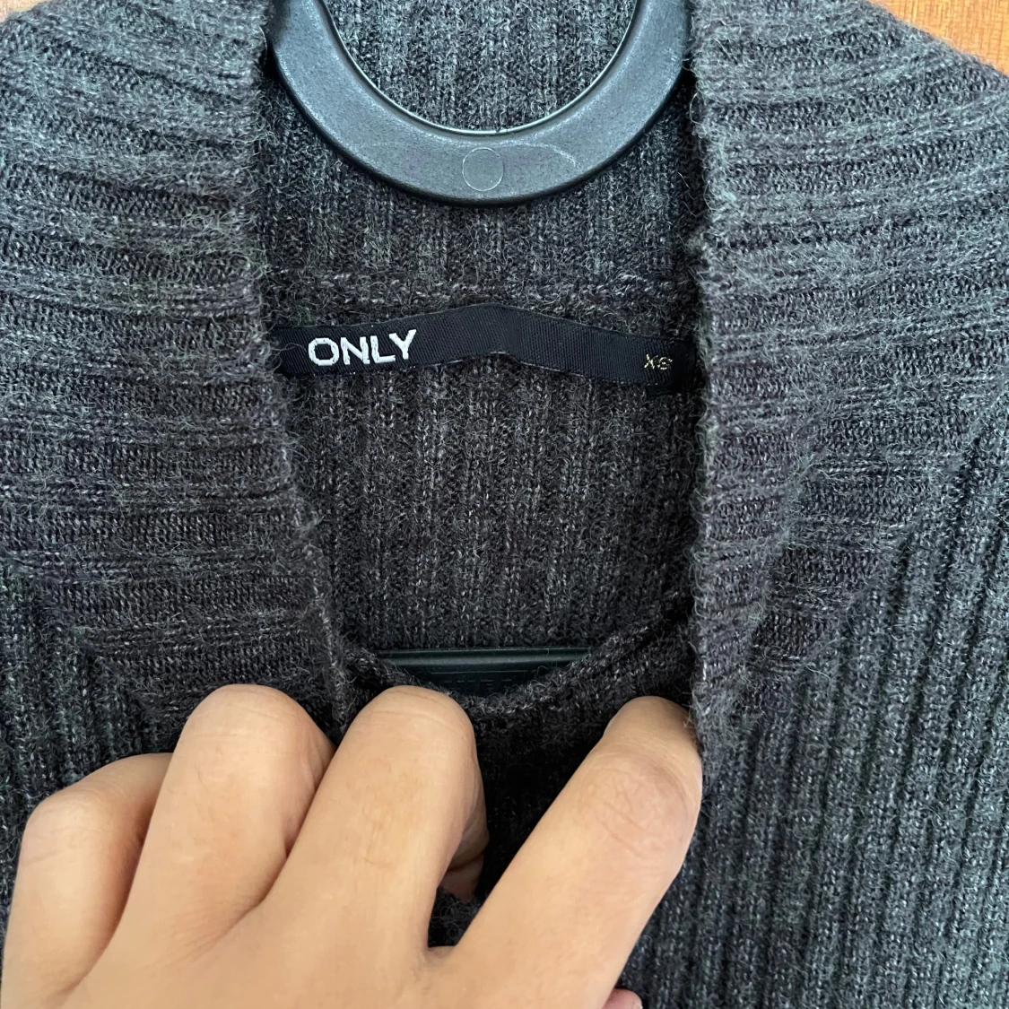 Mörkgrå ribbad stickad långklänning från ONLY - 2