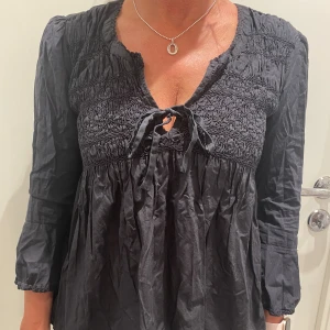 Odd molly blus  - Svart odd molly blus 