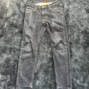 Grå jeansbyxor från Levis - Säljer ett par mörkblå Lee jeans som passar storlek 30:32. Är Slim fit men mer åt straight hållet. Hör av er för fler frågor. Mvh Charlie