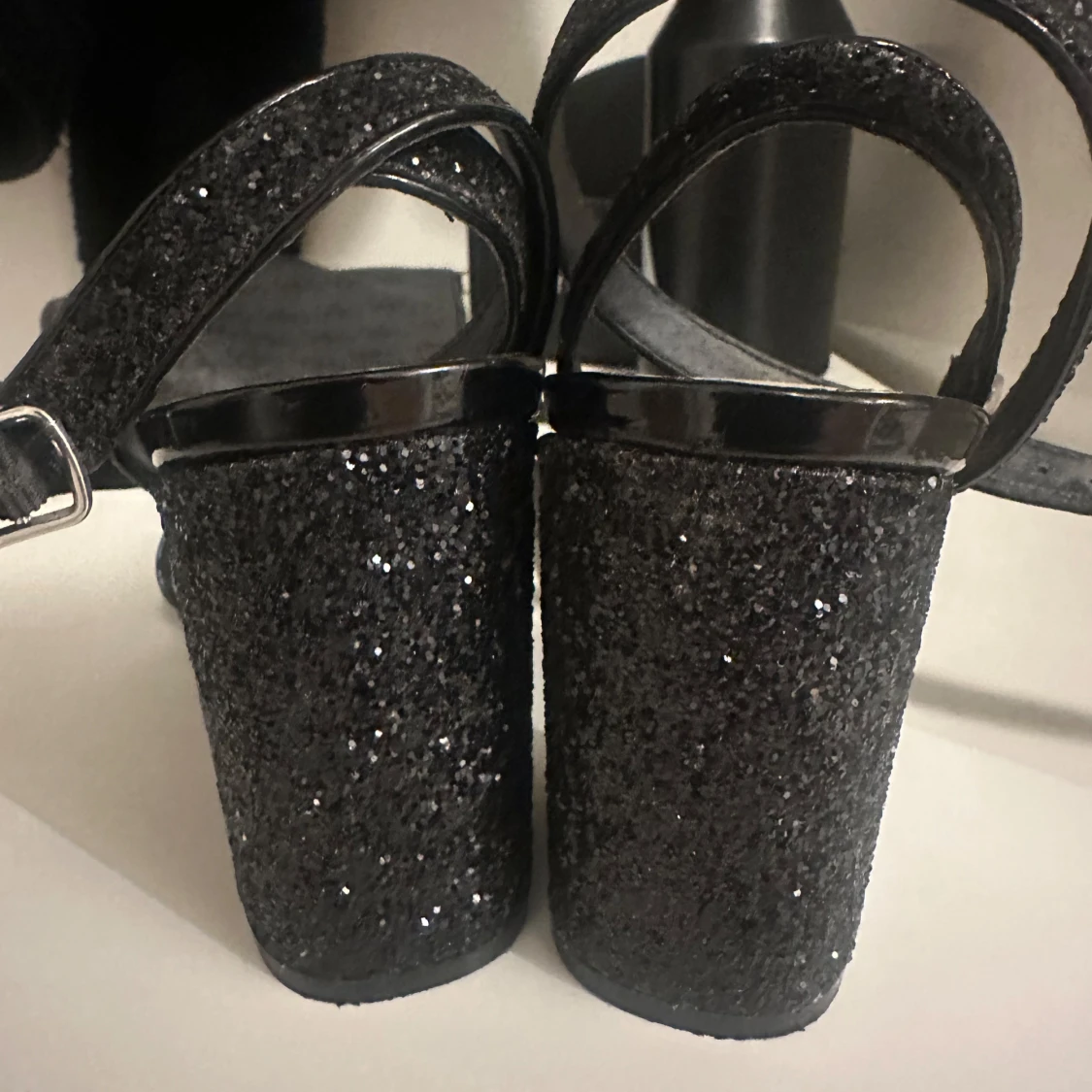 Svartglittriga tiamo klackeskor - 2