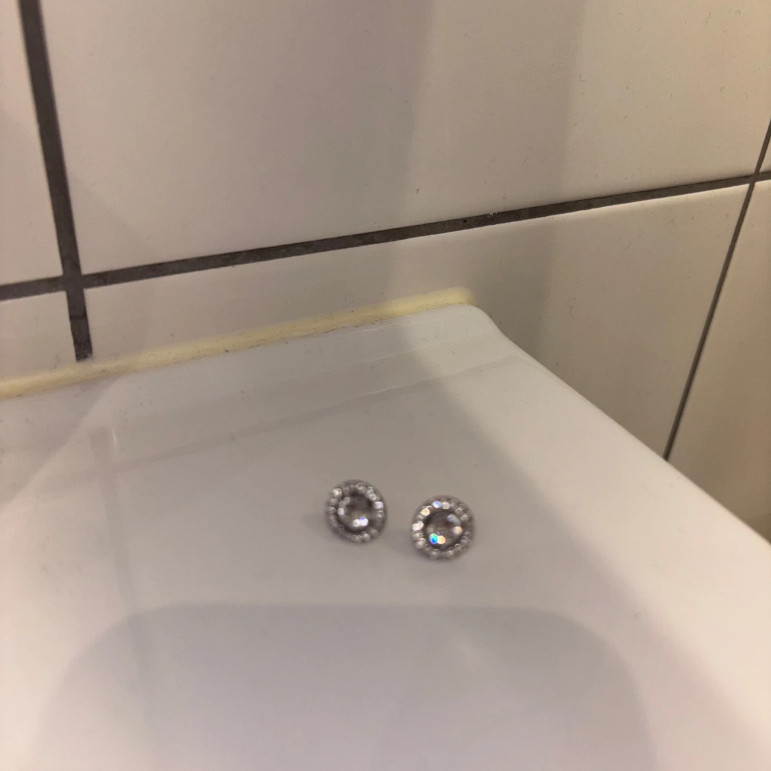 Silverfärgade örhängen från lily and Rose  - 3