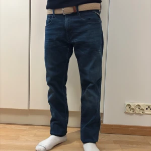 Replay anbass jeans - Säljer dessa snygga slim fit replay anbass hyperflex jeans i väldigt bra skick 😎 | Size: W31 L30 | Modell: Anbass | Skick: 9/10 | Färg: dark blue | Nypris: 1600 kr | Skriv vid minsta lilla fråga! 🗣️🗣️ 