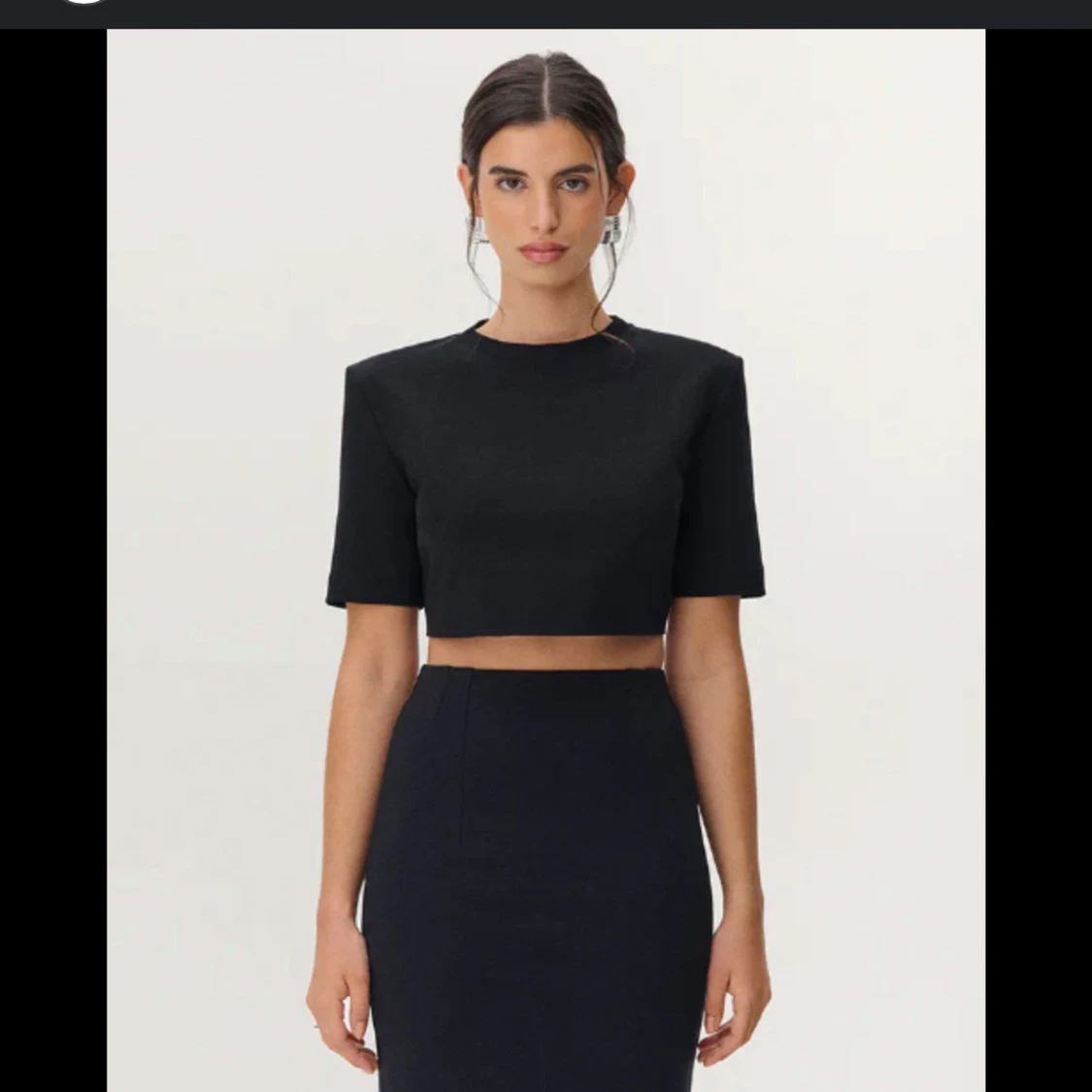 Svart croppad t-shirt från Avora