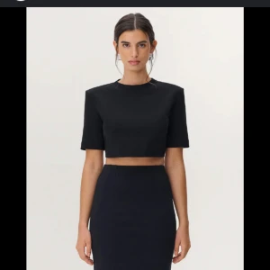 Svart croppad t-shirt från Avora - En svart croppad t-shirt från Avora (capri) med rund halsringning och korta ärmar💗 Använd en gång! Storlek xxs men är som en xs. Orginalpris 800kr