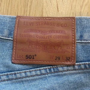 Levi's 501 ljusblå jeans 29/32 - Klassiska ljusblå Levi's 501. 29/32 W29 L32 1% elastan 