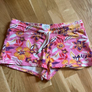 Lågmidjade shorts med mönster - Färgglada shorts med blommigt mönster. Perfekta för sommaren. Köpt för väldigt länge sen så säljs inte längre💗