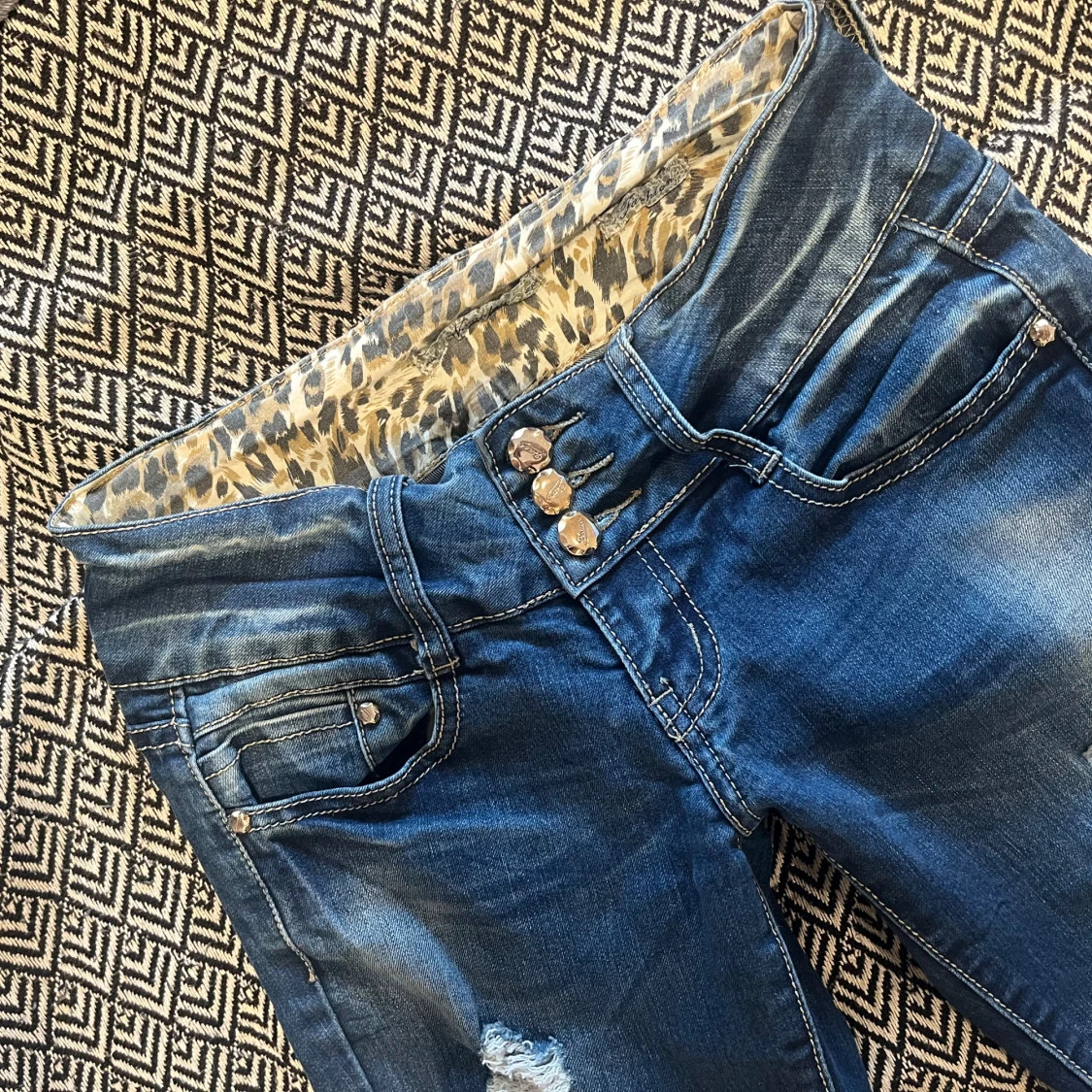 Blå bootcut jeans med slitningar och rosettdetalj - 3