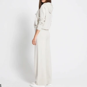 Stickad beige set - Tröjan i storlek S och byxorna i storlek M