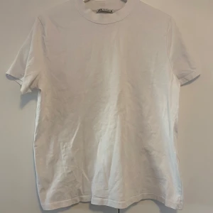 Vit t-shirt från Zara - Klassisk vit t-shirt från Zara med rund halsringning. Enkel och stilren design, perfekt till många olika outfits. 