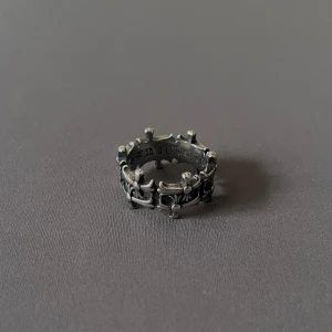 Coven Cross Band Ring - Storlek 9.5