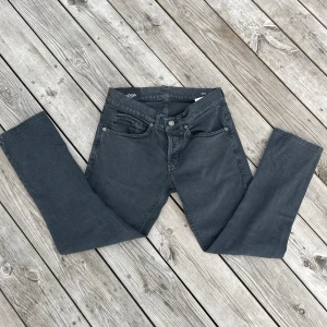 Dondup George - Säljer ett par svarta dondup George! I storleken W28! Skriv vid minsta fundering!