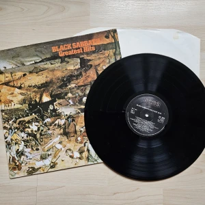 Black Sabbath - "Greatest Hits" LP - Black Sabbath - "Greatest Hits" Vinyl  1977 Irland Press  Mycket fint skick på vinylen!  Konvolut: VG+ Vinyl: EX-