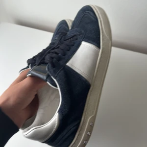 Valentino Flycrews Navy - Tja, säljer dessa feta valention Flycrews i ganska bra skicka. Storlek 41 men passar lite större. Alla nitar är kvar. Tyvärr inget og. Pris kan diskuteras vid snabb affär 👍😁