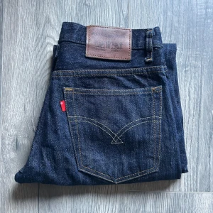 Straight Jeans W27 - Köpta secondhand men i mycket fint skick! Säljer då de tyvärr är för små för mig. Skulle säga att de passar en 32/34 i strl!