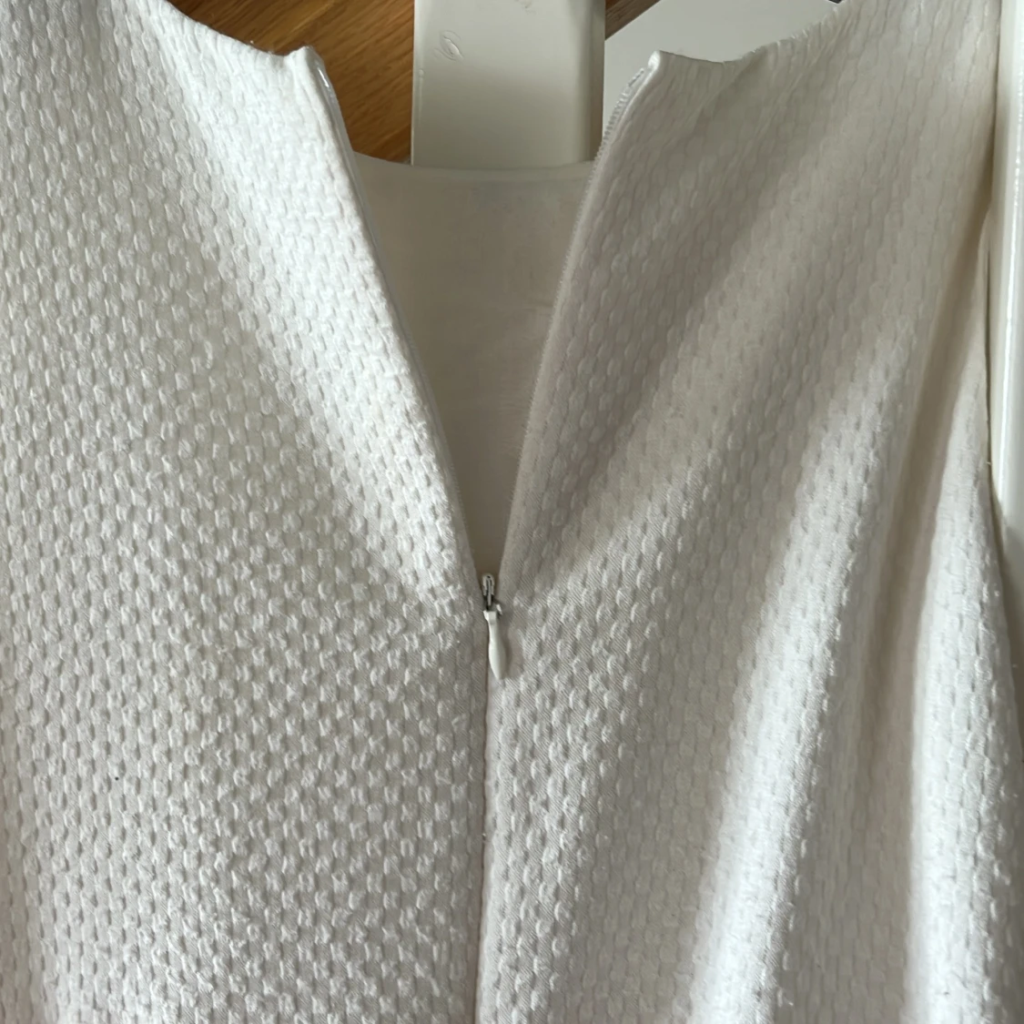 Vit och ljusrosa klänning med pärlor - 2