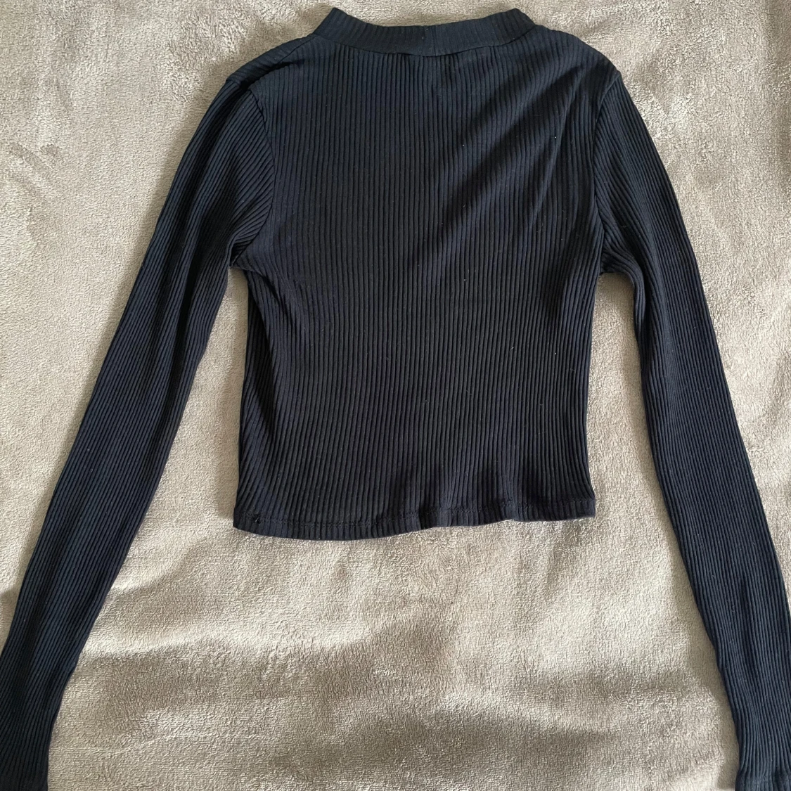 Svart ribbad polotröja  - 4