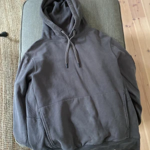 Mörkgrå hoodie  - Hoodie från Calvin Klein, inte mycket använd. Nypris 1099.  Storlek M