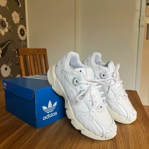 Adidas Astir W vita sneakers - Snygga Adidas Astir W sneakers i helvitt med chunky sula och unika detaljer. Skorna är i utmärkt skick och har endast använts ett fåtal gånger. Perfekta för promenader eller till vardags.