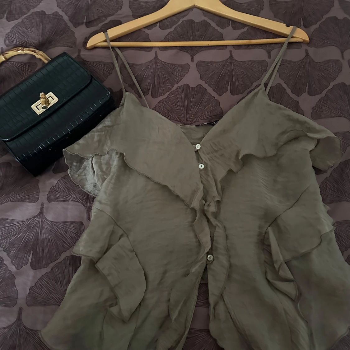 Mörk Beige volangblus från Zara