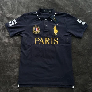 POLO RALPH LAUREN PIKÉ PARIS  - POLO RALPH LAUREN PIKÉ PARIS | Storlek M men kan passa S också | Den är i nyskick med tagsen kvar | Skriv vid fler frågor eller bilder. 