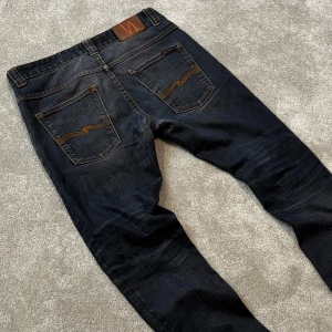 Nudie Jeans - Tja! Säljer dessa riktigt snygga grå Nudie jeans med fetaste tvätten nånsin! Jeansen är utav modellen ”Thin Finn” och har en slimfit passform. Färgen heter ”Dry Japan”. Size 32/33. Skriv vid funderingar!