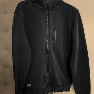 Hoodie från Sail Racing - Saul Racing hoodie i bra skick. Storlek M. Den har en liten fläck vid ärmen men inget som stör eller syns så mycket. 