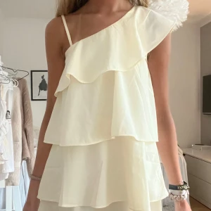Ljusgul volangklänning oneshoulder - Så fin slutsåld klänning❤️❤️❤️ storlek 152 är 168 som referens och de är mina bilder🩷🩷