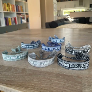 Dior armband  - Säljer dessa ritkigt snygga CD armband för styck pris, perfekt till sommaren i massa olika färger, Själcklart blir de billigare desto fler du köper !!!