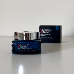 Biotherm Homme Force Supreme Cream 50 ml - En helt ny Biotherm Homme Force Supreme Cream är en multi-korrigerande och anti-rynk kräm för män. Hjälper till att reducera rynkor och förbättra hudens struktur. Koncentrerad och snabbt tas upp av huden utan att kännas klibbig. Passar alla hudtyper! 🏷️Originalpris 1000 kr. Priset kan diskuteras.