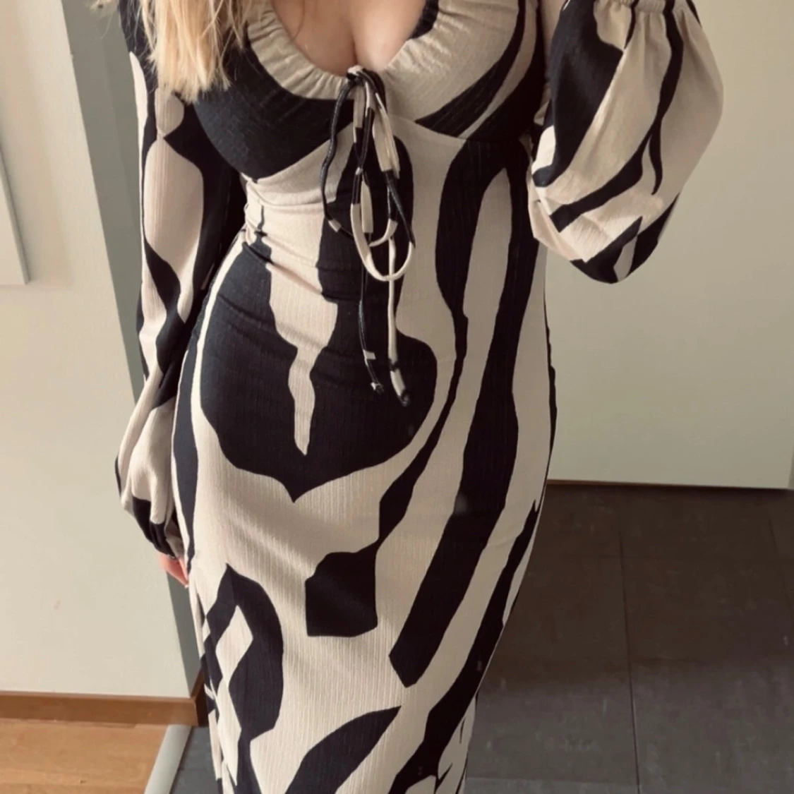 Zebramönstrad långklänning med ballongärm