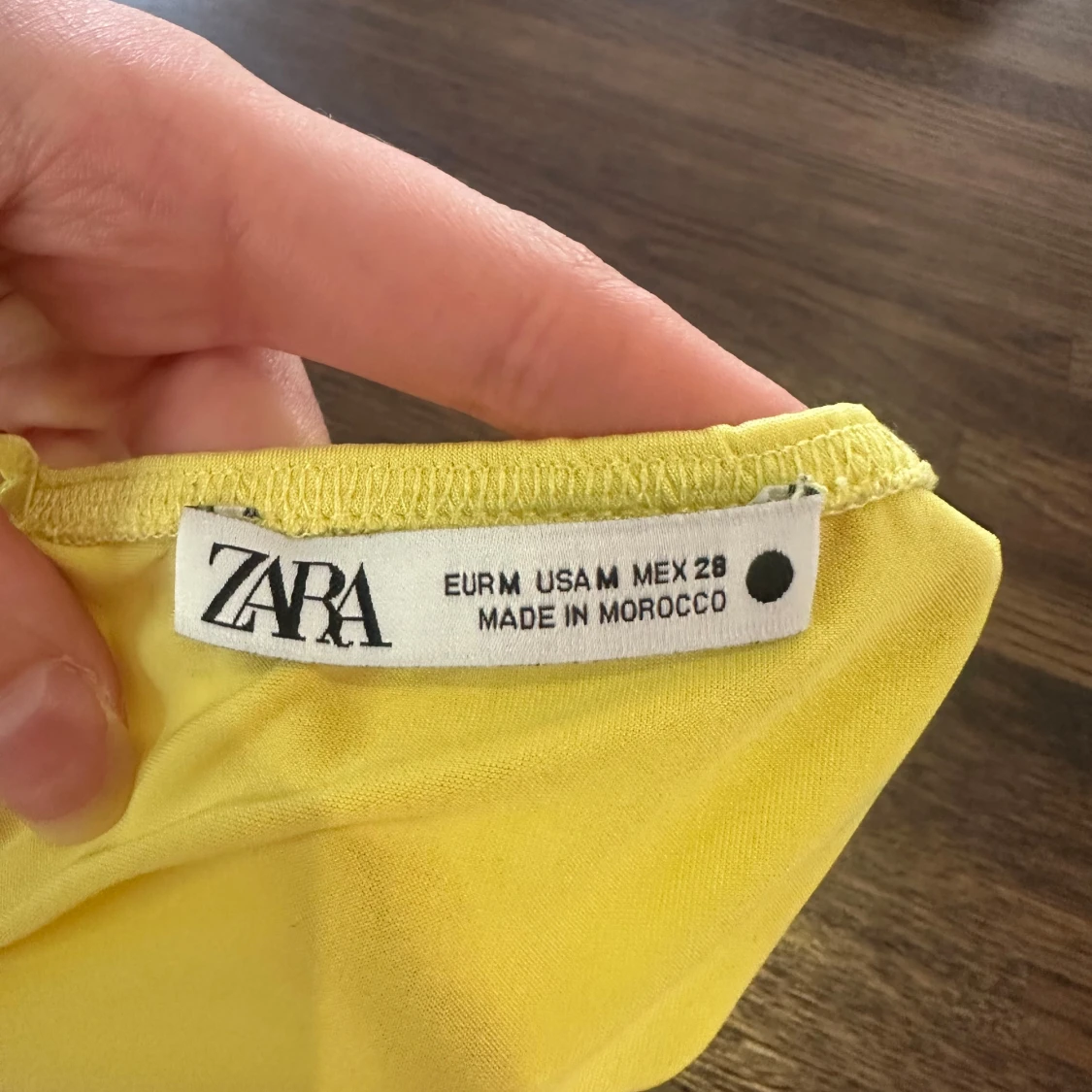 Gul volangtop från Zara - 2