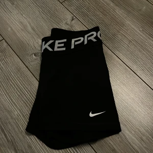 Svarta Nike Pro Dri-FIT shorts XS - Svarta Nike Pro tränings shorts som e oanvända❤️skriv gärna om ni har frågor eller något ni funderar över❤️