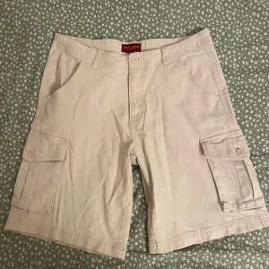 Shorts/Jorts med fickor - Sitter lågmidjat på mig med S. Använd fåtal gånger, inga skador🌟