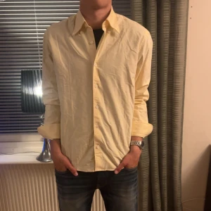 Gul Oscar Jacobson skjorta  - Oscar Jacobson skjorta i storlek S. Skick 10/10 aldrig använd. Modellen är 185 och väger 74. Skriv för mer frågor!