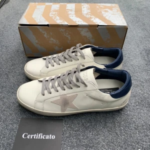 Golden goose  - Ett par riktigt feta Golden goose i vitt och mörkblått, storlek 43, skickar samma dag!